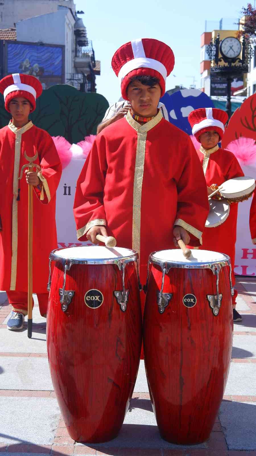 Edirne’de öğrencilerin devamsızlık sorununu çözmek için kurulan mehter takımı, verdiği konserle vatandaşların beğenisini kazandı. Merkez Meriç ...