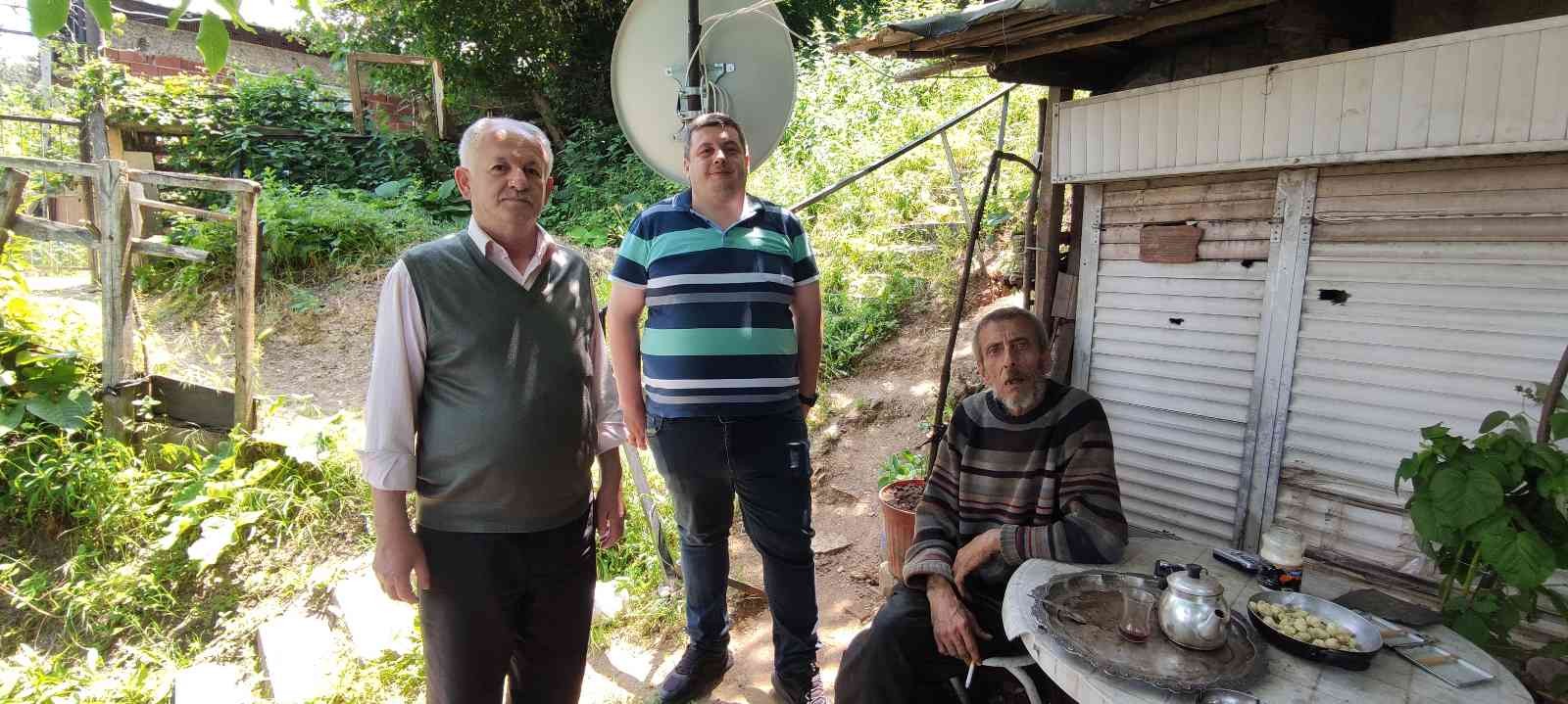 Bursa’da ayılar mahallenin müdavimi oldu, her gün evlerin yakınına kadar gelip vatandaşlardan korkmuyor. Yıldırım ilçesi Mollaarap Mahallesi’nin ...