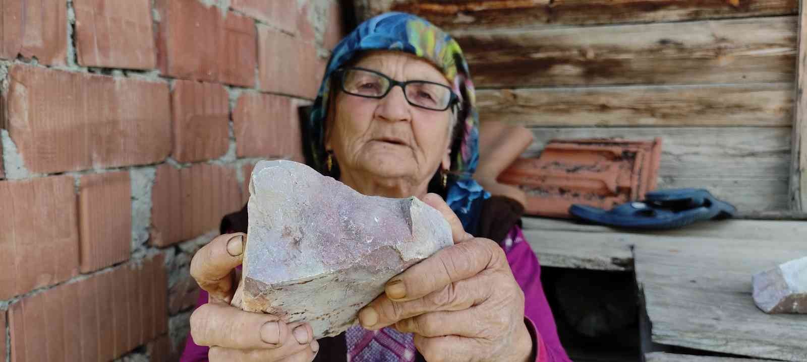 Bursa’da bir köylü; tarlasında çıkan taşların değerini kamyon kamyon çalındıktan sonra anladı büyük bir serveti kaçırdı. Harmancık ilçesi Akpınar ...