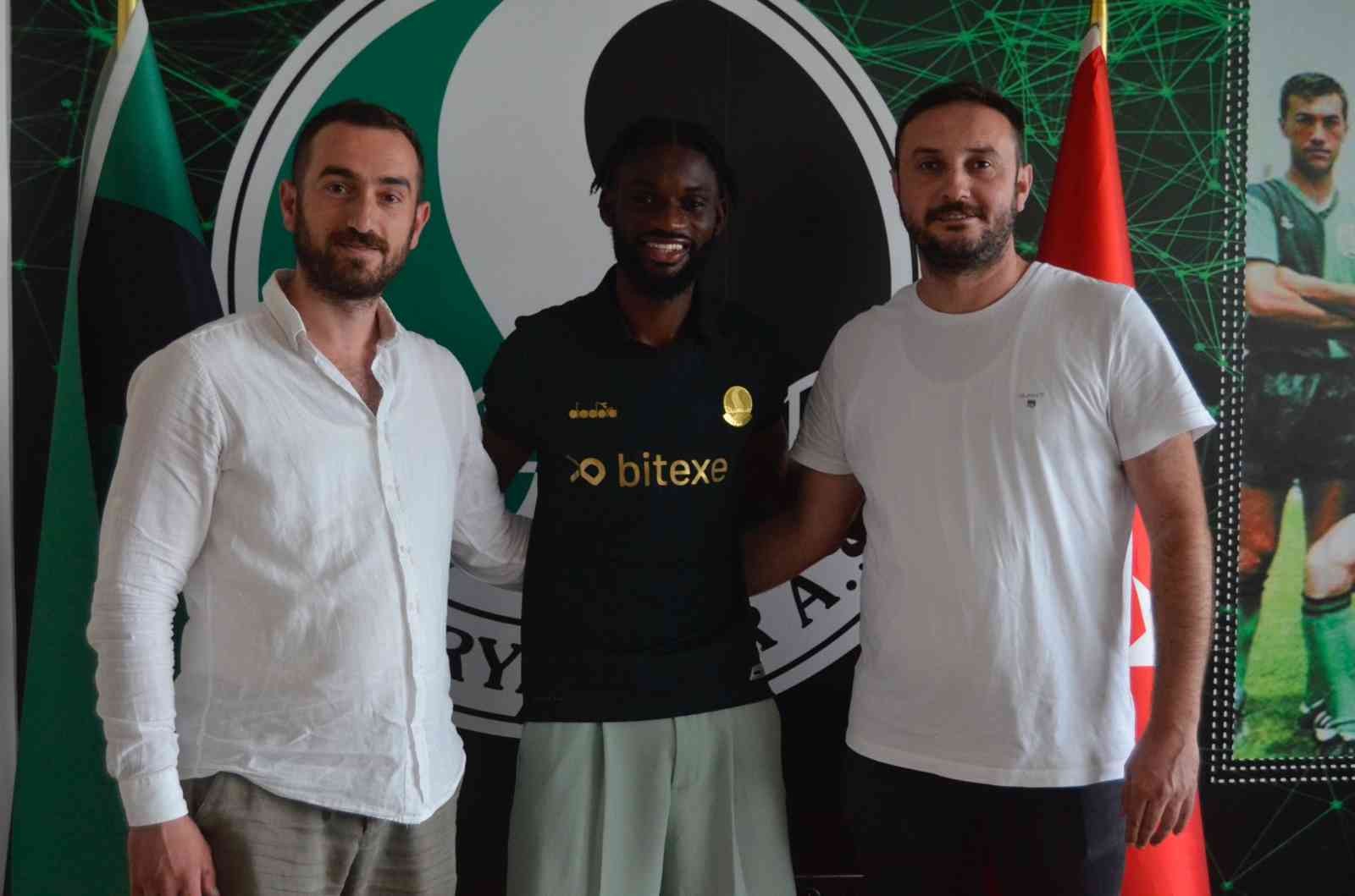 Yeni sezonda Spor Toto 1. Lig’de mücadele edecek olan Sakaryaspor, sezonun ilk yabancı transferini gerçekleştirdi. Yeşil-siyahlı ekip, geçtiğimiz ...