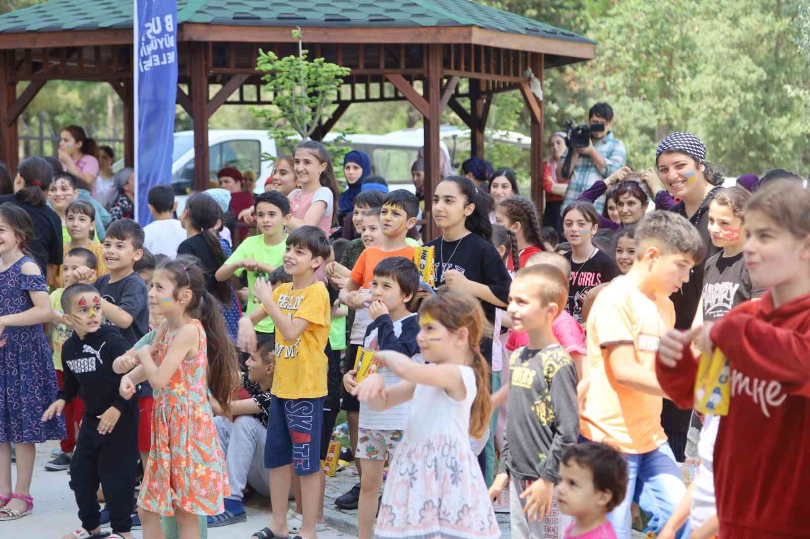 Ukrayna’daki savaş sebebiyle ülkelerinden ayrılarak Türkiye’ye sığınan savaş mağduru aile ve çocukların ‘bir nebze de olsa’ kötü günleri geride ...