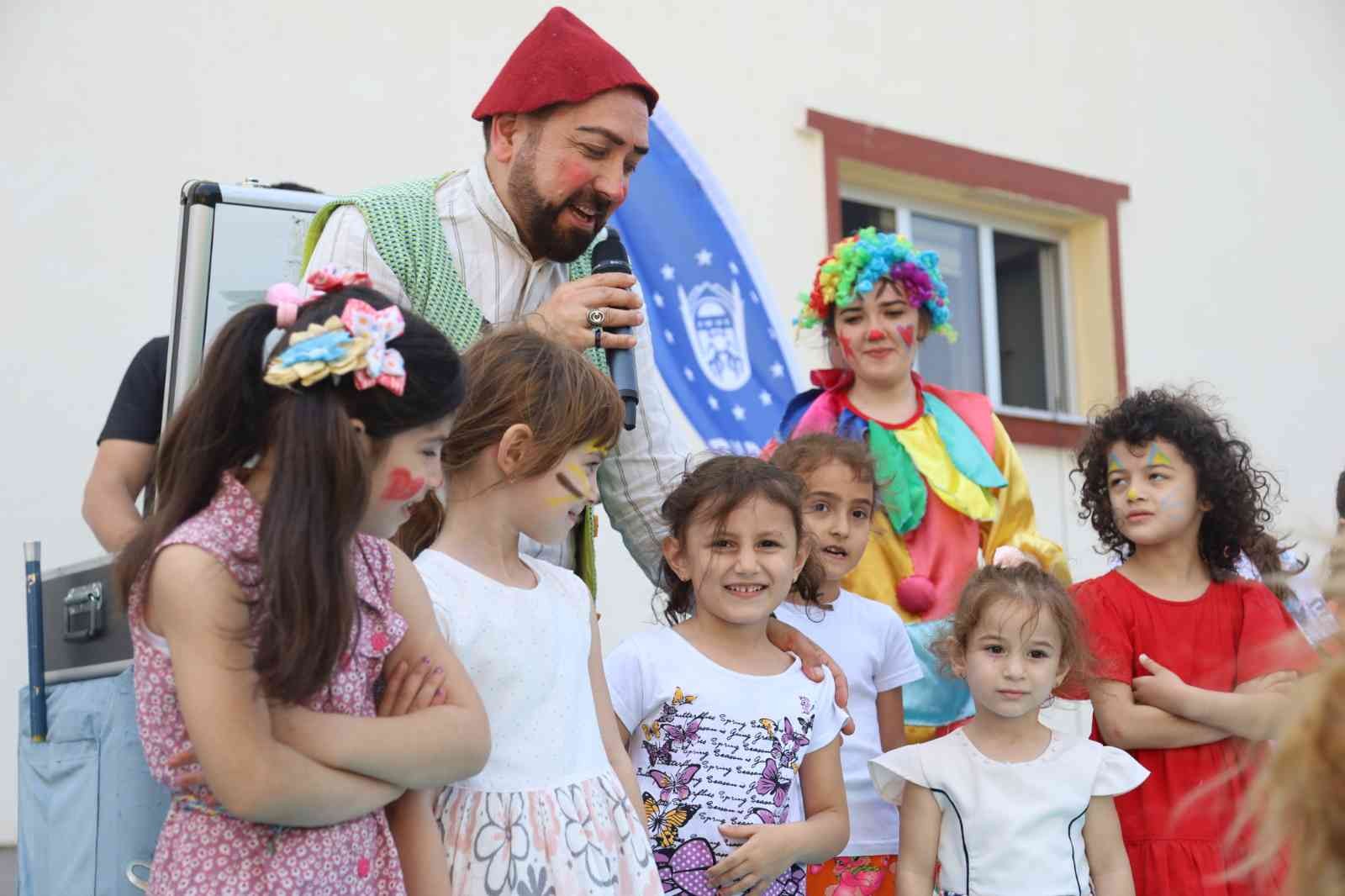 Ukrayna’daki savaş sebebiyle ülkelerinden ayrılarak Türkiye’ye sığınan savaş mağduru aile ve çocukların ‘bir nebze de olsa’ kötü günleri geride ...