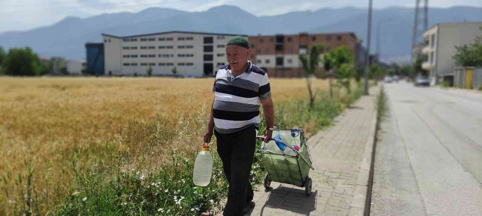 Bursa’da 65 yaşındaki hayırsever vatandaş "herkes meyve yesin" diye sokak sokak gezip yol kenarlarına meyve fidanı dikiyor. Tesisat işinden ...