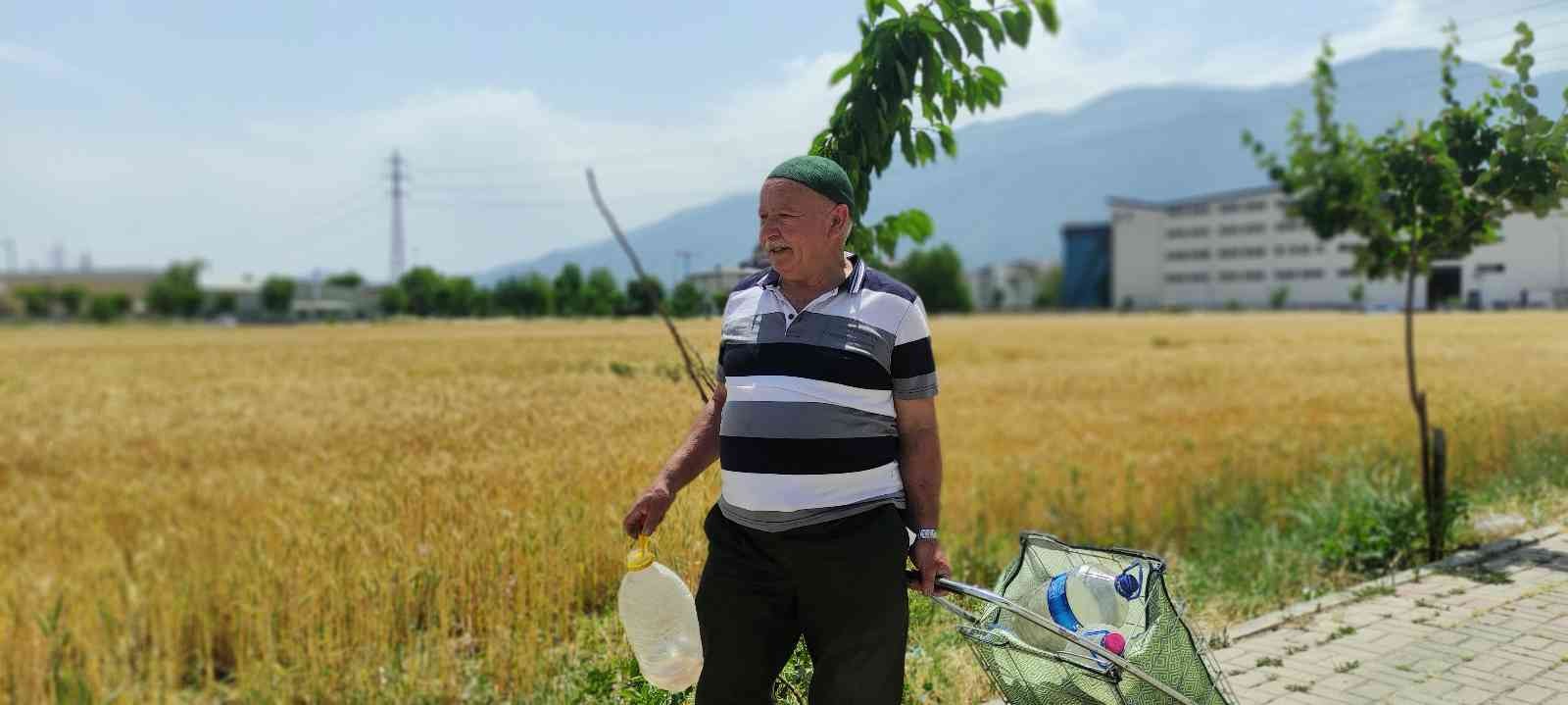 Bursa’da 65 yaşındaki hayırsever vatandaş "herkes meyve yesin" diye sokak sokak gezip yol kenarlarına meyve fidanı dikiyor. Tesisat işinden ...