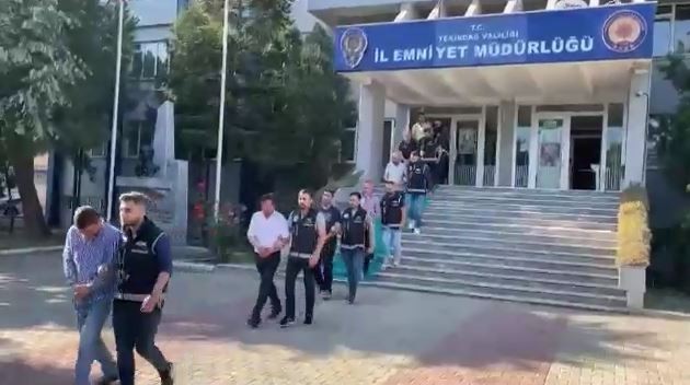 Edirne ve Tekirdağ’da suç çetesine yönelik düzenlenen operasyonda çok sayıda silah ele geçirilirken, 8 kişi gözaltına alındı. Malkara Cumhuriyet ...