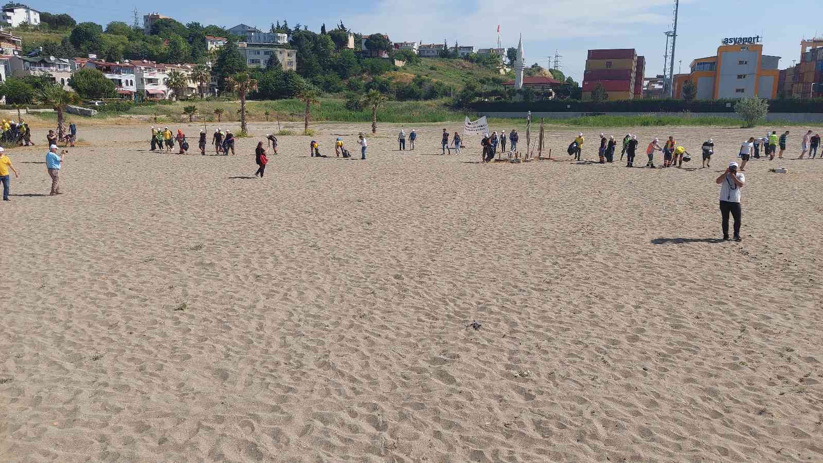 Tekirdağ’ın Süleymanpaşa ilçesinde Çevre Haftası çerçevesinde 100 kişi plajlarda temizlik yaptı. Çevre Haftası çerçevesinde Tekirdağ Çevre ...