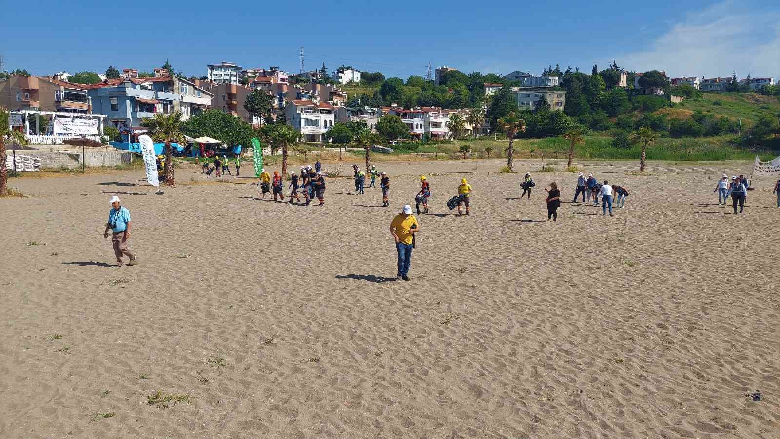 Tekirdağ’ın Süleymanpaşa ilçesinde Çevre Haftası çerçevesinde 100 kişi plajlarda temizlik yaptı. Çevre Haftası çerçevesinde Tekirdağ Çevre ...