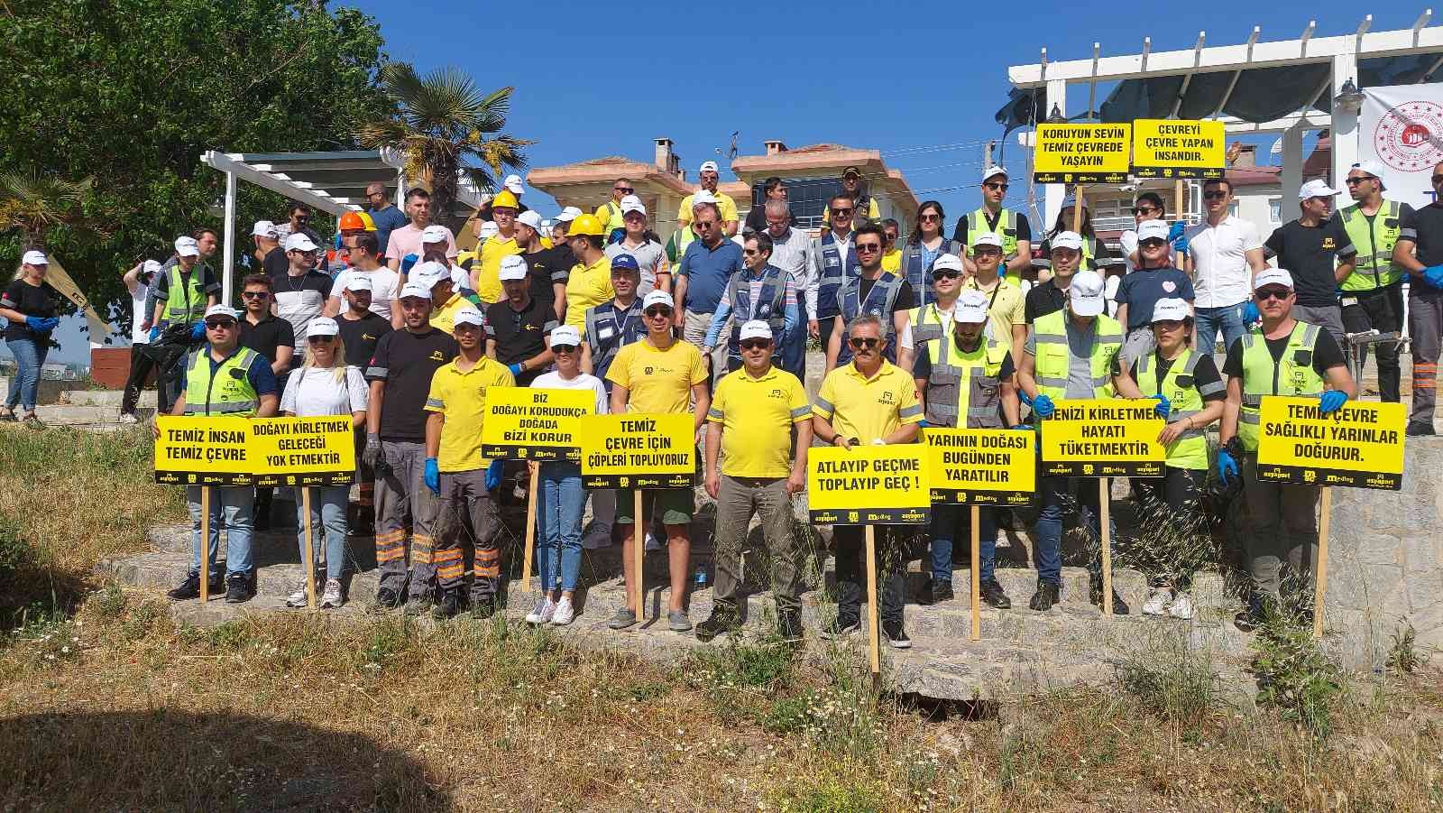 Tekirdağ’ın Süleymanpaşa ilçesinde Çevre Haftası çerçevesinde 100 kişi plajlarda temizlik yaptı. Çevre Haftası çerçevesinde Tekirdağ Çevre ...