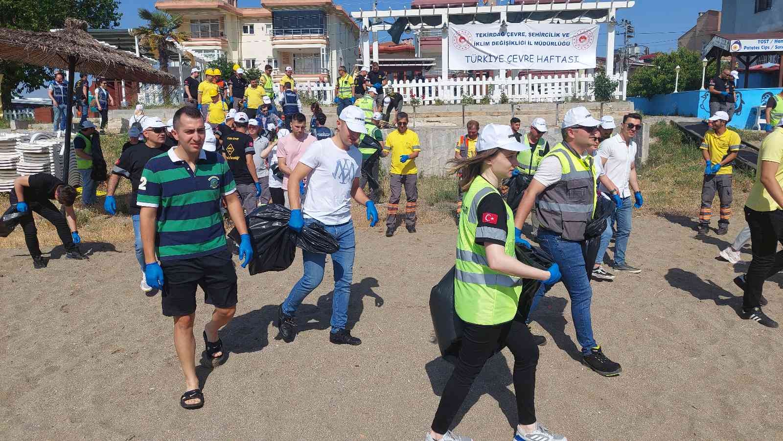 Tekirdağ’ın Süleymanpaşa ilçesinde Çevre Haftası çerçevesinde 100 kişi plajlarda temizlik yaptı. Çevre Haftası çerçevesinde Tekirdağ Çevre ...