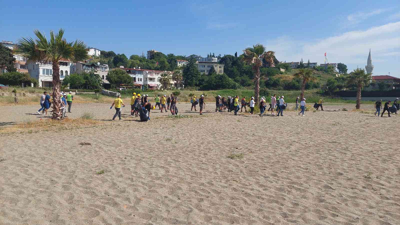 Tekirdağ’ın Süleymanpaşa ilçesinde Çevre Haftası çerçevesinde 100 kişi plajlarda temizlik yaptı. Çevre Haftası çerçevesinde Tekirdağ Çevre ...