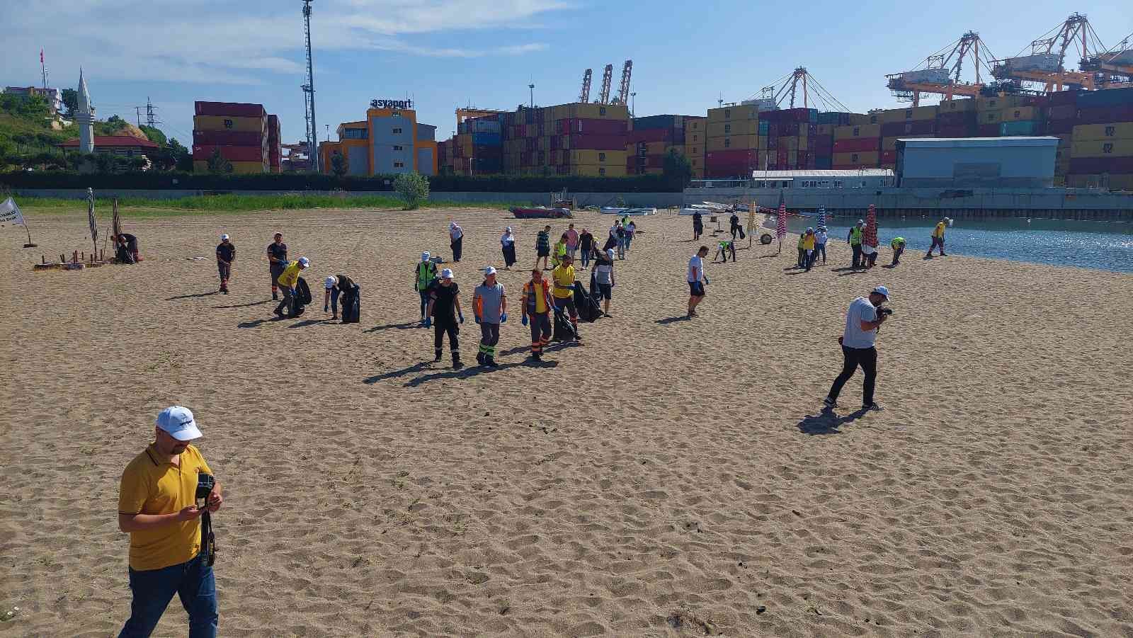 Tekirdağ’ın Süleymanpaşa ilçesinde Çevre Haftası çerçevesinde 100 kişi plajlarda temizlik yaptı. Çevre Haftası çerçevesinde Tekirdağ Çevre ...