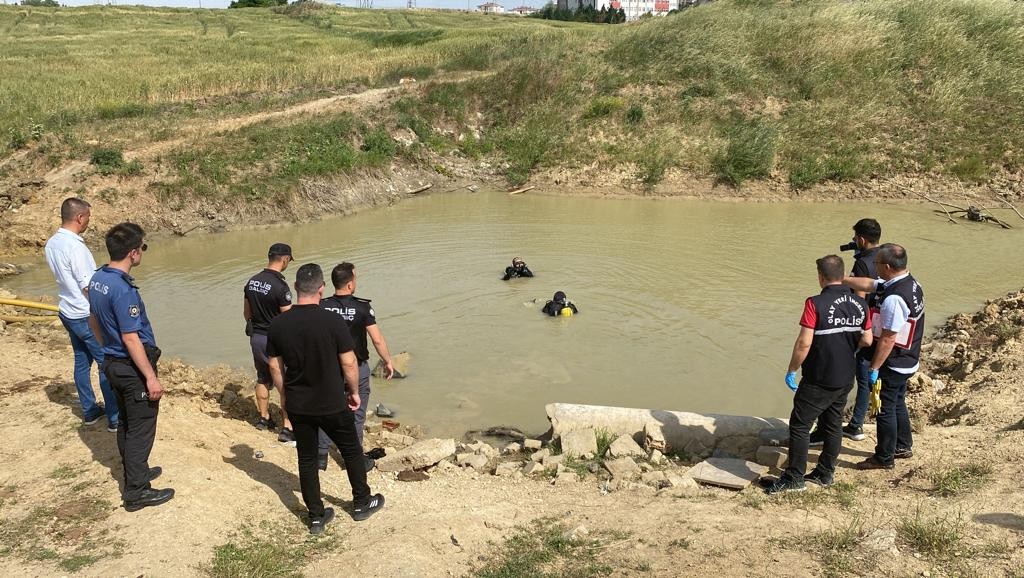 Tekirdağ’da suyla dolu küçük bir gölete serinlemek için giren 14 yaşındaki çocuk boğularak hayatını kaybetti. Olay, Nusratiye Mahallesi Alaybey ...