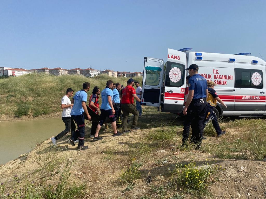 Tekirdağ’da suyla dolu küçük bir gölete serinlemek için giren 14 yaşındaki çocuk boğularak hayatını kaybetti. Olay, Nusratiye Mahallesi Alaybey ...