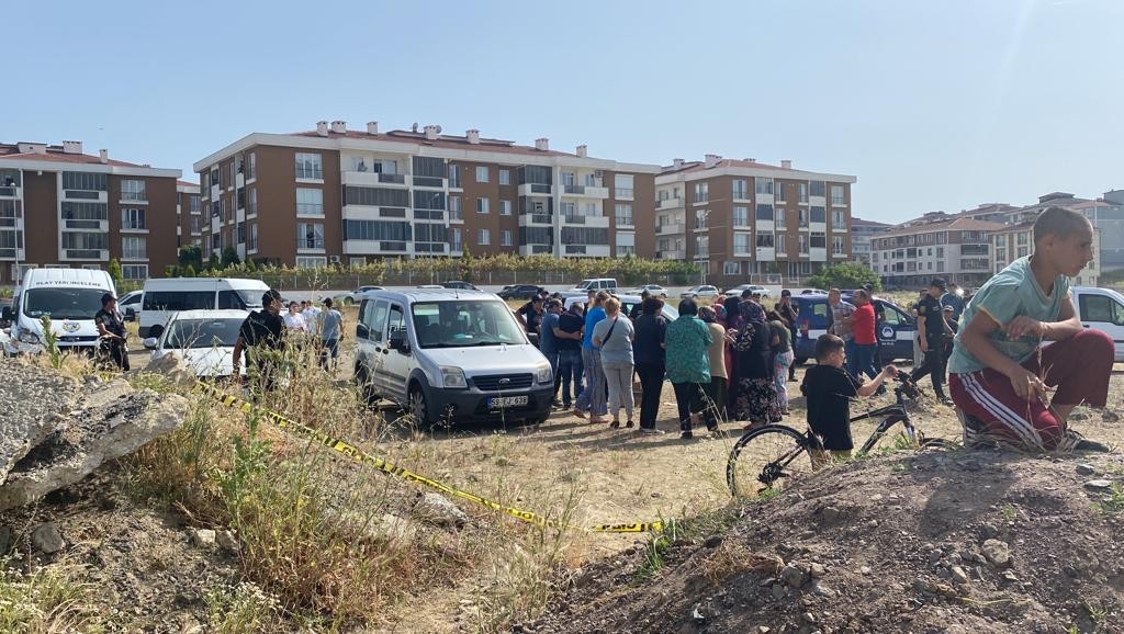 Tekirdağ’da suyla dolu küçük bir gölete serinlemek için giren 14 yaşındaki çocuk boğularak hayatını kaybetti. Olay, Nusratiye Mahallesi Alaybey ...