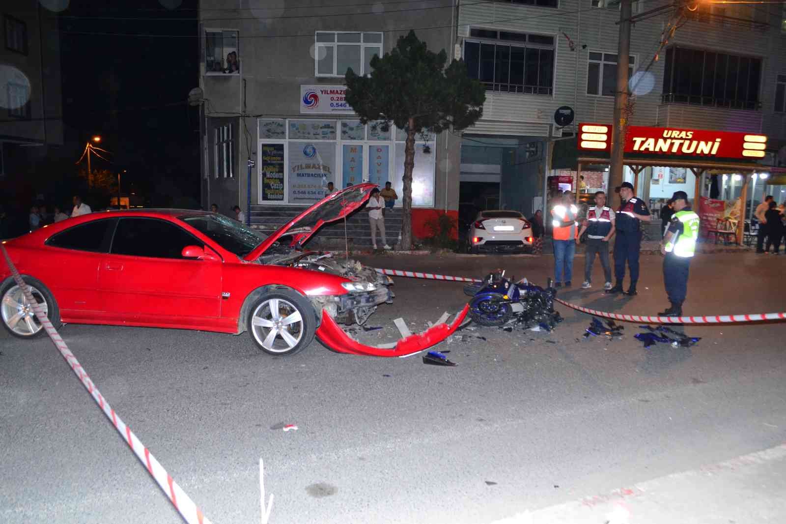 Tekirdağ’ın Ergene ilçesinde bir otomobil ile kafa kafaya çarpışan ehliyetsiz sürücünün kullandığı motosiklette 1’i ağır 2 genç yaralandı ...