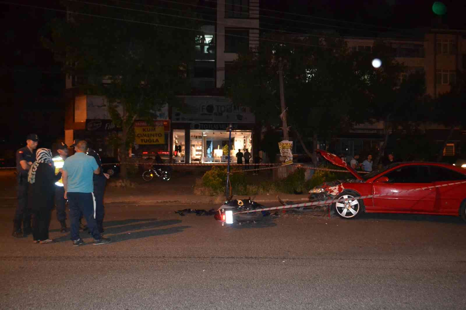 Tekirdağ’ın Ergene ilçesinde bir otomobil ile kafa kafaya çarpışan ehliyetsiz sürücünün kullandığı motosiklette 1’i ağır 2 genç yaralandı ...