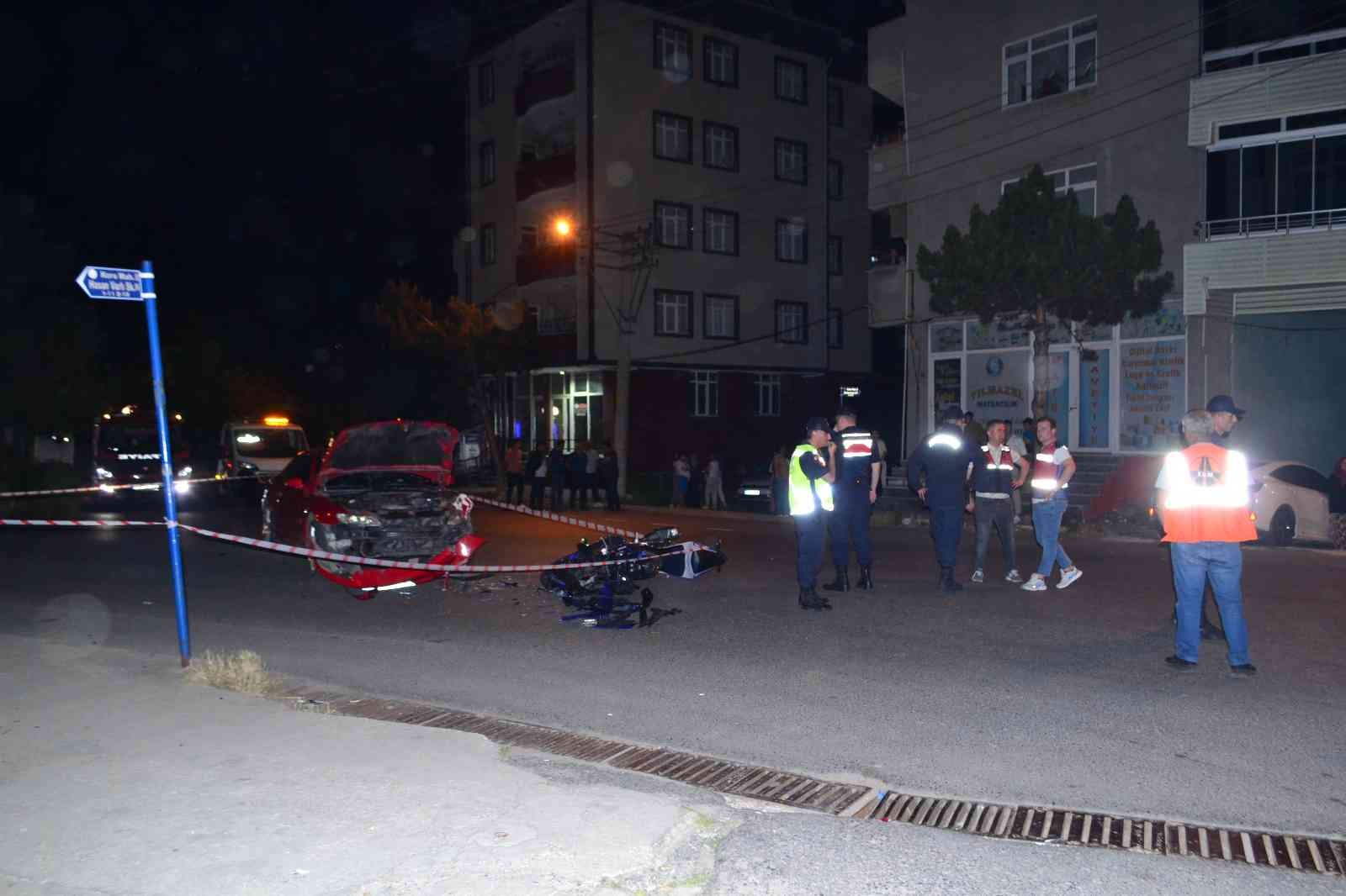 Tekirdağ’ın Ergene ilçesinde bir otomobil ile kafa kafaya çarpışan ehliyetsiz sürücünün kullandığı motosiklette 1’i ağır 2 genç yaralandı ...