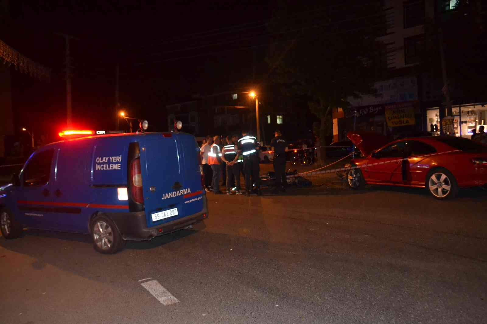 Tekirdağ’ın Ergene ilçesinde bir otomobil ile kafa kafaya çarpışan ehliyetsiz sürücünün kullandığı motosiklette 1’i ağır 2 genç yaralandı ...