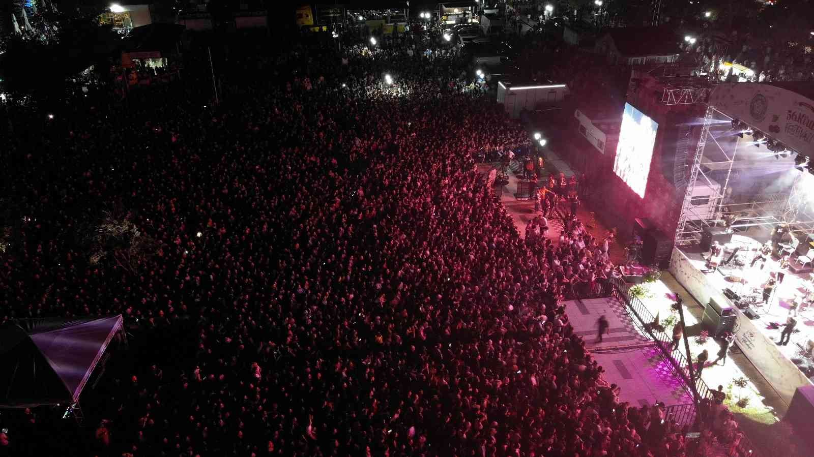 Tekirdağ’ın Süleymanpaşa ilçesinde 56’ncı Uluslararası Kiraz Festivalinde konser veren Hakan Altun sevenlerine unutulmaz bir gece yaşattı ...