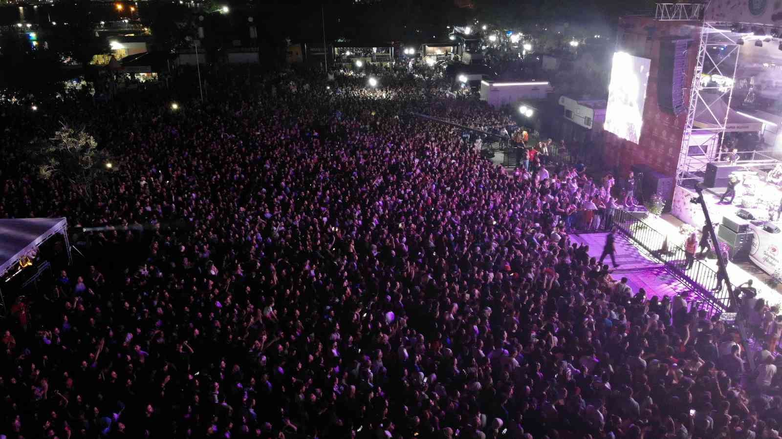 Tekirdağ’ın Süleymanpaşa ilçesinde 56’ncı Uluslararası Kiraz Festivalinde konser veren Hakan Altun sevenlerine unutulmaz bir gece yaşattı ...