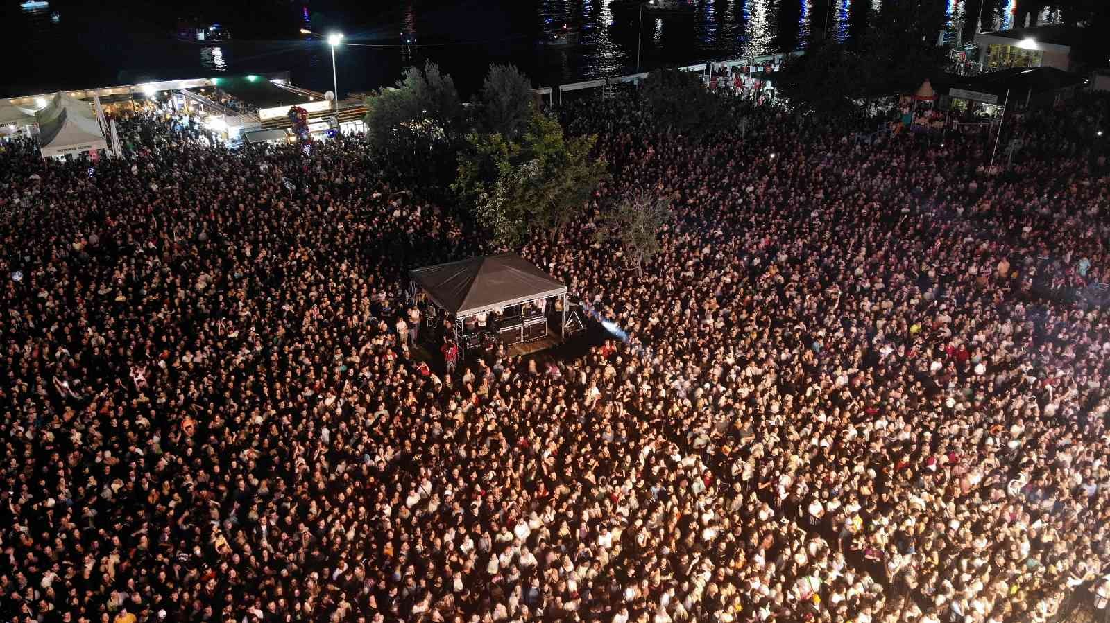 Tekirdağ’ın Süleymanpaşa ilçesinde 56’ncı Uluslararası Kiraz Festivalinde konser veren Hakan Altun sevenlerine unutulmaz bir gece yaşattı ...