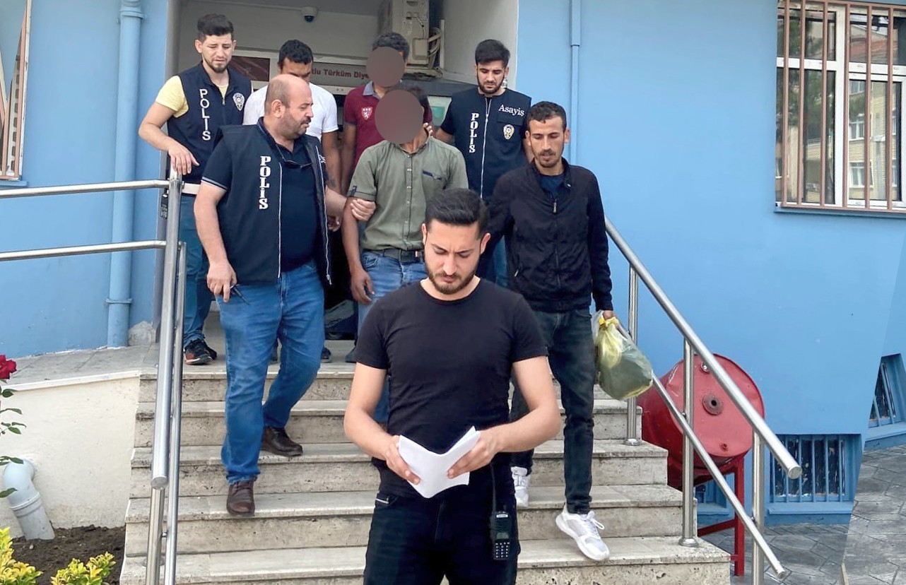 Tekirdağ’da haklarında çeşitli suçlardan arama kararı bulunan 4 kişi yakalanarak cezaevine gönderildi. Saray İlçe Emniyet Müdürlüğü Asayiş Büro ...