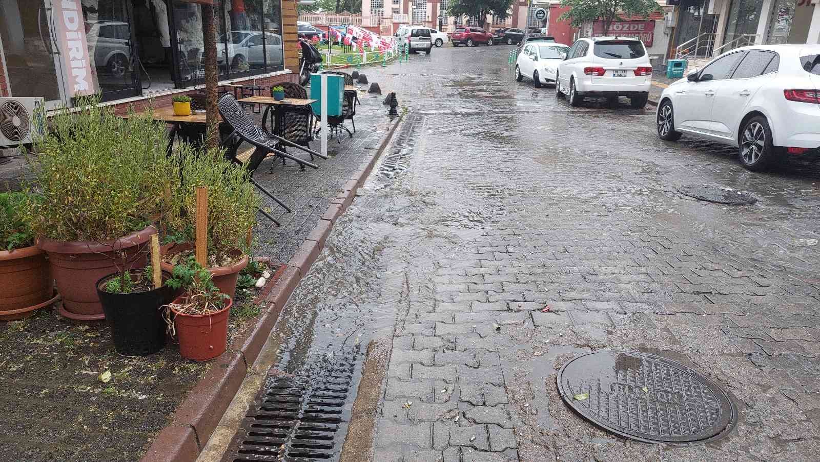 Meteoroloji Genel Müdürlüğünün uyarılarından sonra Tekirdağ’da etkili olan sağanak yağış, öğle saatlerinde yerini güneşli havaya bıraktı ...