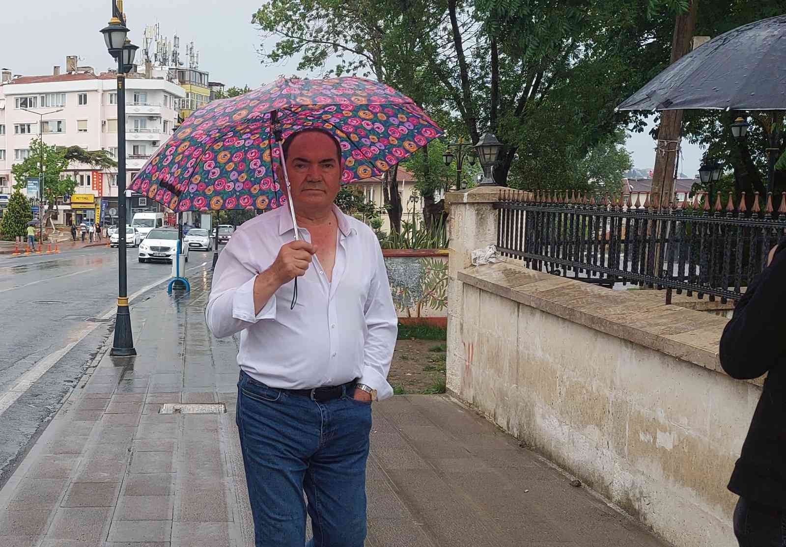 Meteoroloji Genel Müdürlüğünün uyarılarından sonra Tekirdağ’da etkili olan sağanak yağış, öğle saatlerinde yerini güneşli havaya bıraktı ...