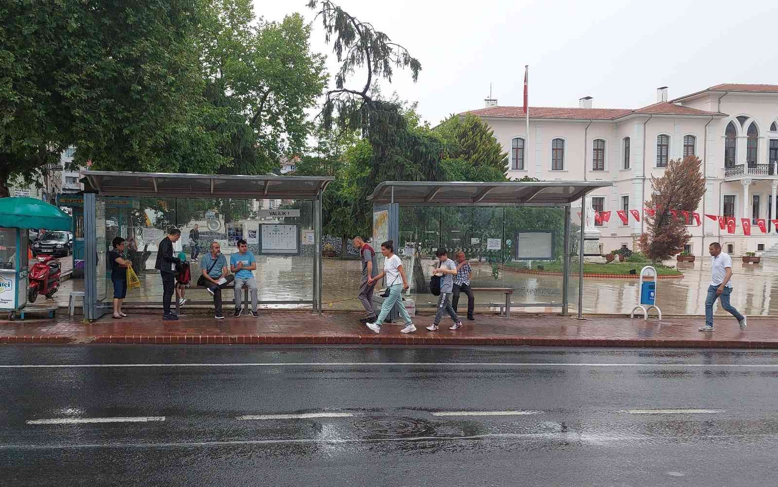 Meteoroloji Genel Müdürlüğünün uyarılarından sonra Tekirdağ’da etkili olan sağanak yağış, öğle saatlerinde yerini güneşli havaya bıraktı ...