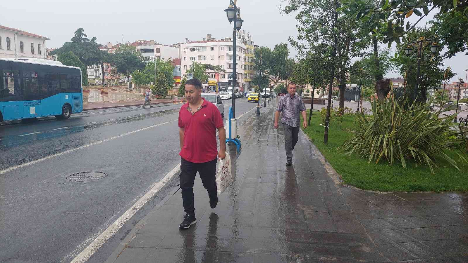 Meteoroloji Genel Müdürlüğünün uyarılarından sonra Tekirdağ’da etkili olan sağanak yağış, öğle saatlerinde yerini güneşli havaya bıraktı ...