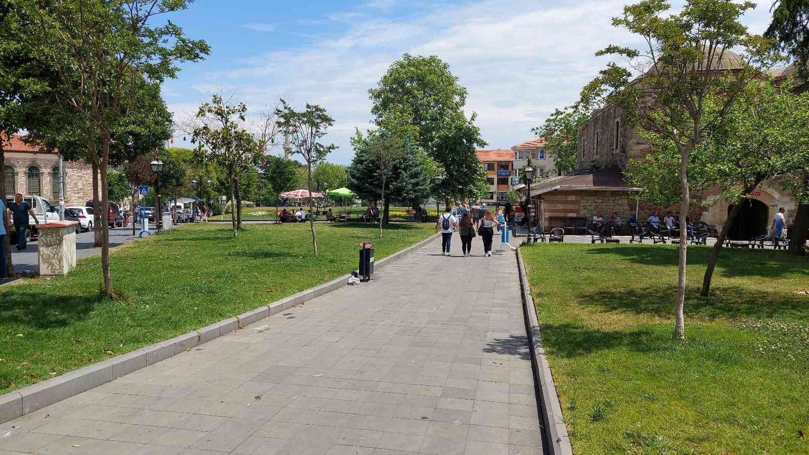 Meteoroloji Genel Müdürlüğünün uyarılarından sonra Tekirdağ’da etkili olan sağanak yağış, öğle saatlerinde yerini güneşli havaya bıraktı ...