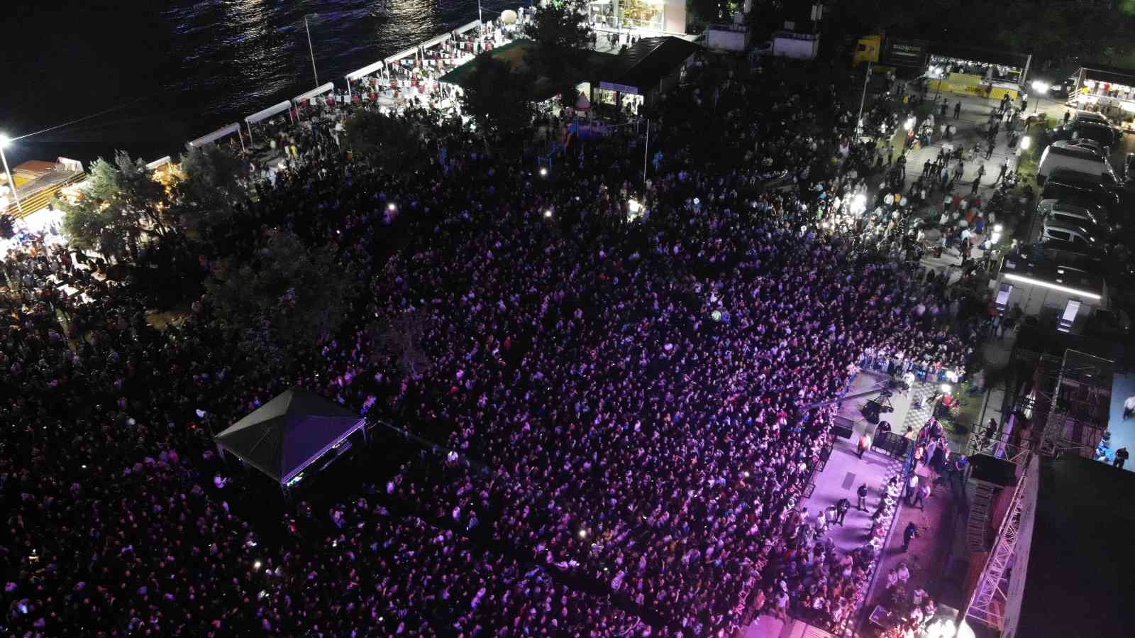Tekirdağ’ın Süleymanpaşa ilçesinde 56’ncı Uluslararası Kiraz Festivalinde konser veren Ziynet Sali sevenlerine unutulmaz bir gece yaşattı ...