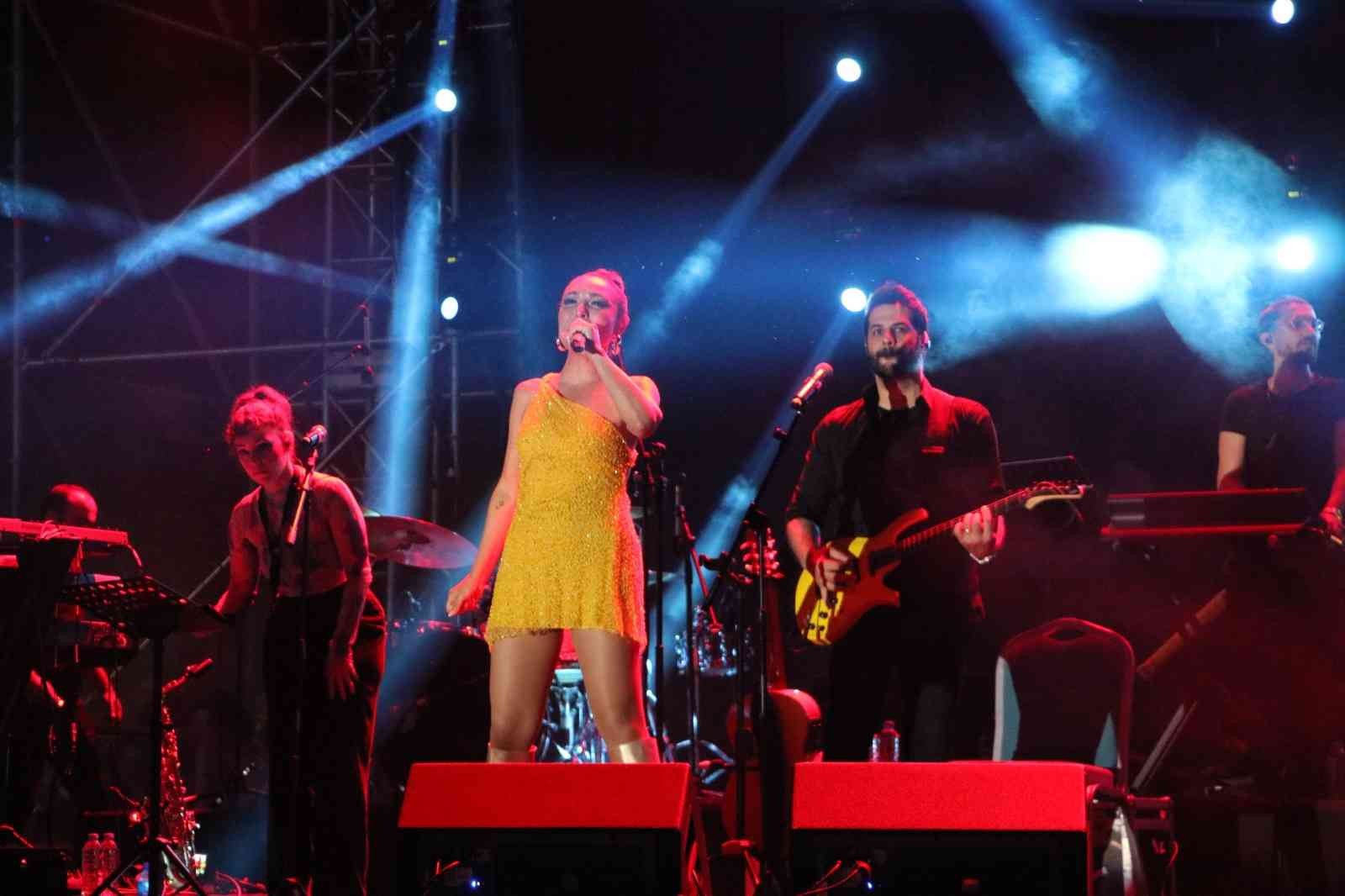 Tekirdağ’ın Süleymanpaşa ilçesinde 56’ncı Uluslararası Kiraz Festivalinde konser veren Ziynet Sali sevenlerine unutulmaz bir gece yaşattı ...