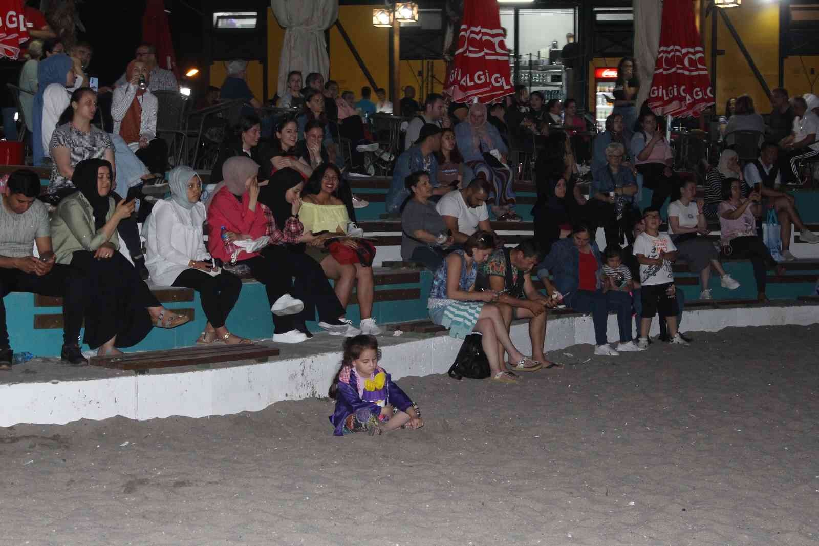 Tekirdağ’da sahile kurulan platform üzerine canlı müzik yapan gençler, vatandaşlara keyifli anlar yaşatıyor. Tekirdağ’ın Süleymanpaşa ilçesinde ...