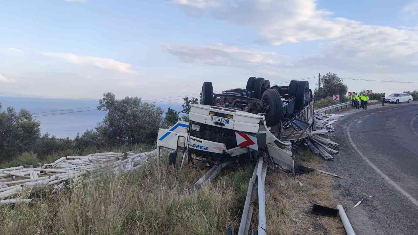 Çanakkale’nin Ayvacık ilçesinin Nusratlı rampalarında bir kamyonun bariyerleri aşarak ters dönmesi sonucu şoför hayatını kaybetti. Alınan bilgiye ...