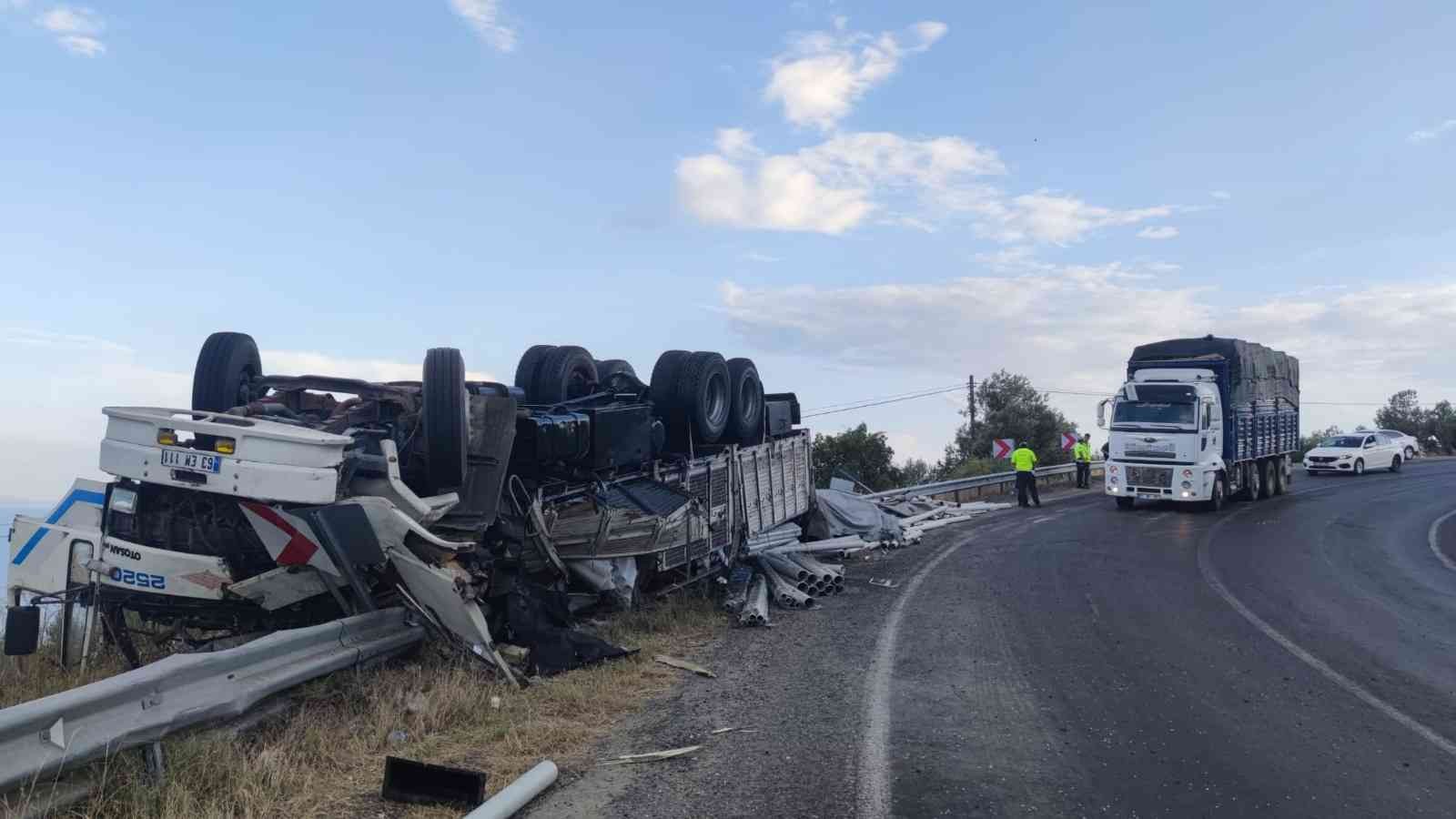 Çanakkale’nin Ayvacık ilçesinin Nusratlı rampalarında bir kamyonun bariyerleri aşarak ters dönmesi sonucu şoför hayatını kaybetti. Alınan bilgiye ...