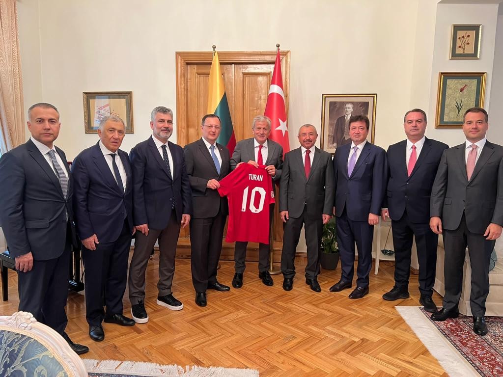 Türkiye Futbol Federasyonu(TFF) Başkanı Servet Yardımcı ve TFF Yönetim Kurulu üyeleri, Türkiye Cumhuriyeti Vilnius Büyükelçisi Gökhan Turan’ı ...