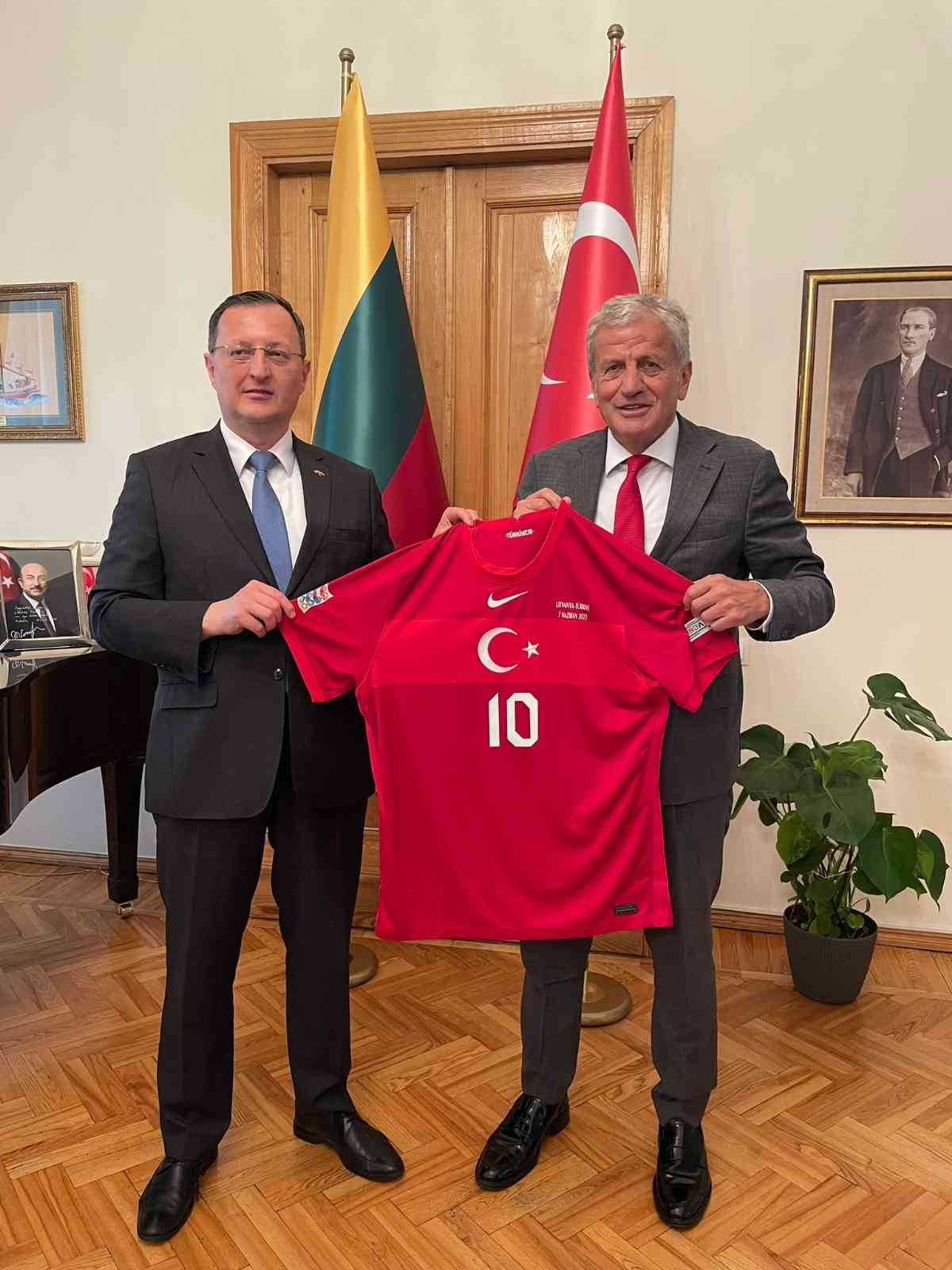 Türkiye Futbol Federasyonu(TFF) Başkanı Servet Yardımcı ve TFF Yönetim Kurulu üyeleri, Türkiye Cumhuriyeti Vilnius Büyükelçisi Gökhan Turan’ı ...