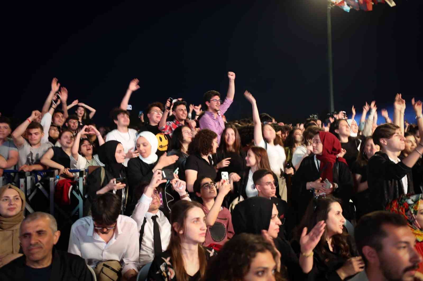 Ümraniye’de lise öğrencileri mezuniyet coşkusunu Serdar Ortaç’ın sahne aldığı konserle yaşadı. Mezuniyet şölenine katılan çok sayıda genç ...