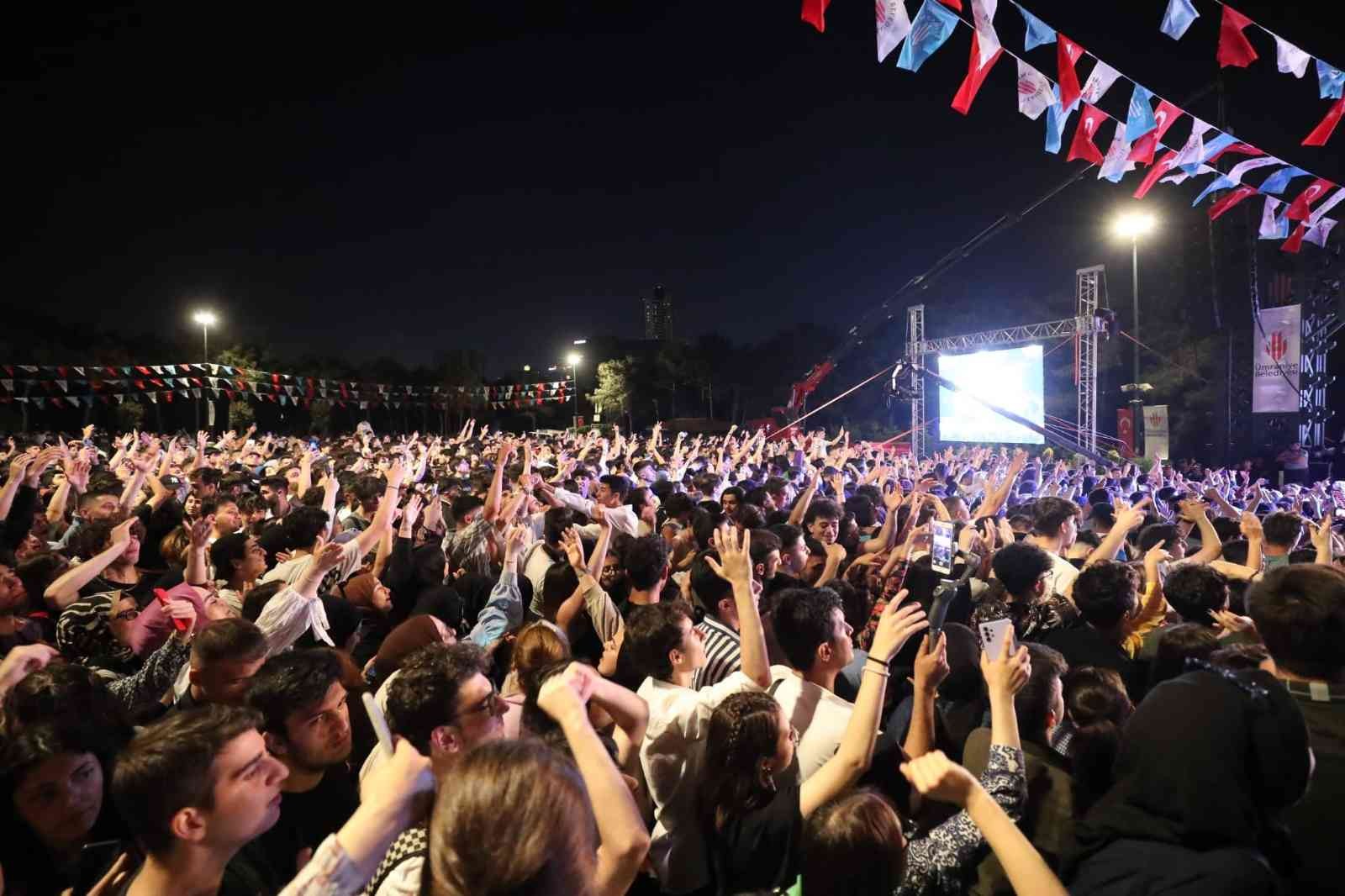 Ümraniye’de lise öğrencileri mezuniyet coşkusunu Serdar Ortaç’ın sahne aldığı konserle yaşadı. Mezuniyet şölenine katılan çok sayıda genç ...