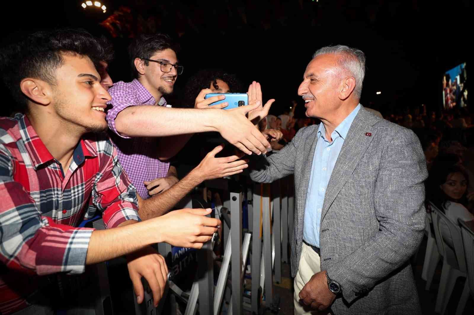 Ümraniye’de lise öğrencileri mezuniyet coşkusunu Serdar Ortaç’ın sahne aldığı konserle yaşadı. Mezuniyet şölenine katılan çok sayıda genç ...