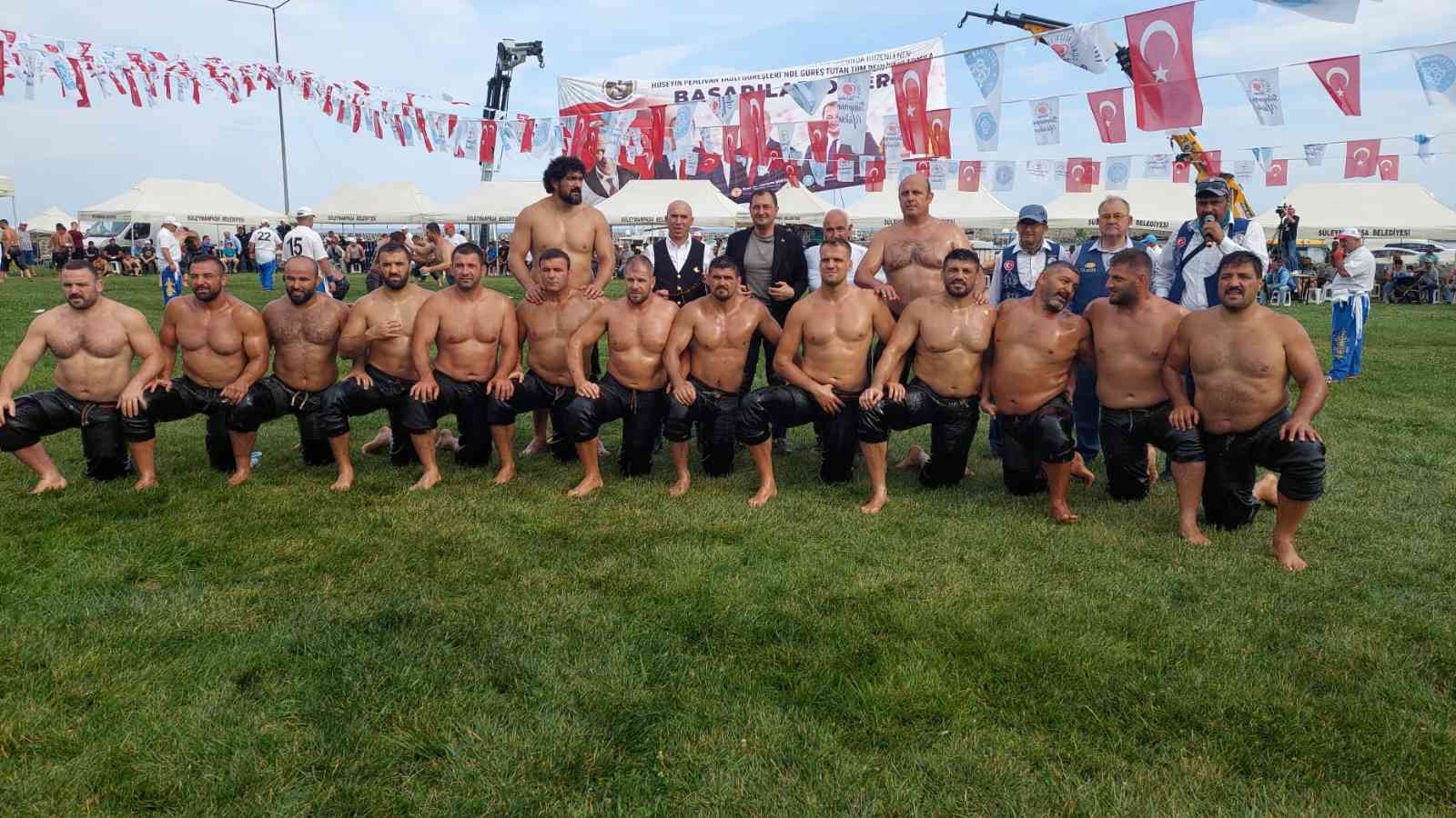 Tekirdağ’da 56. Uluslararası Kiraz Festivali çerçevesinde 400 güreşçinin katılımıyla düzenlenen Hüseyin Pehlivan Yağlı Güreşlerinde ...