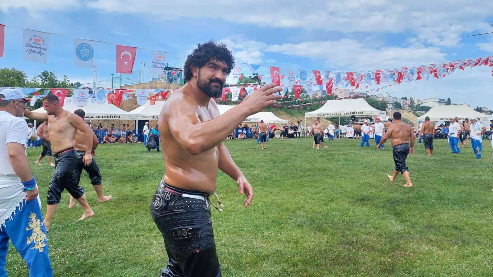 Tekirdağ’da 56. Uluslararası Kiraz Festivali çerçevesinde 400 güreşçinin katılımıyla düzenlenen Hüseyin Pehlivan Yağlı Güreşlerinde ...