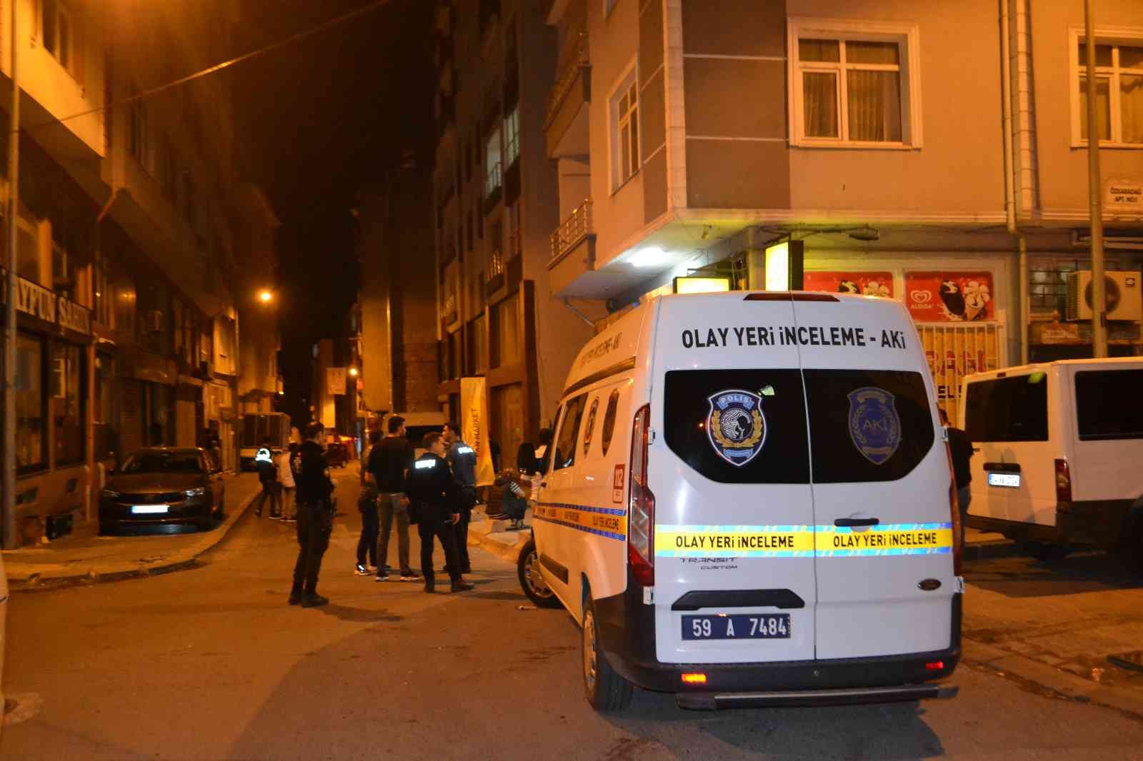 Tekirdağ Çorlu’da yol kenarında oturan adam, aniden yanına gelen bir şahsın bıçaklı saldırısı sonucu hayatını kaybetti. Olay, gece saatlerinde ...