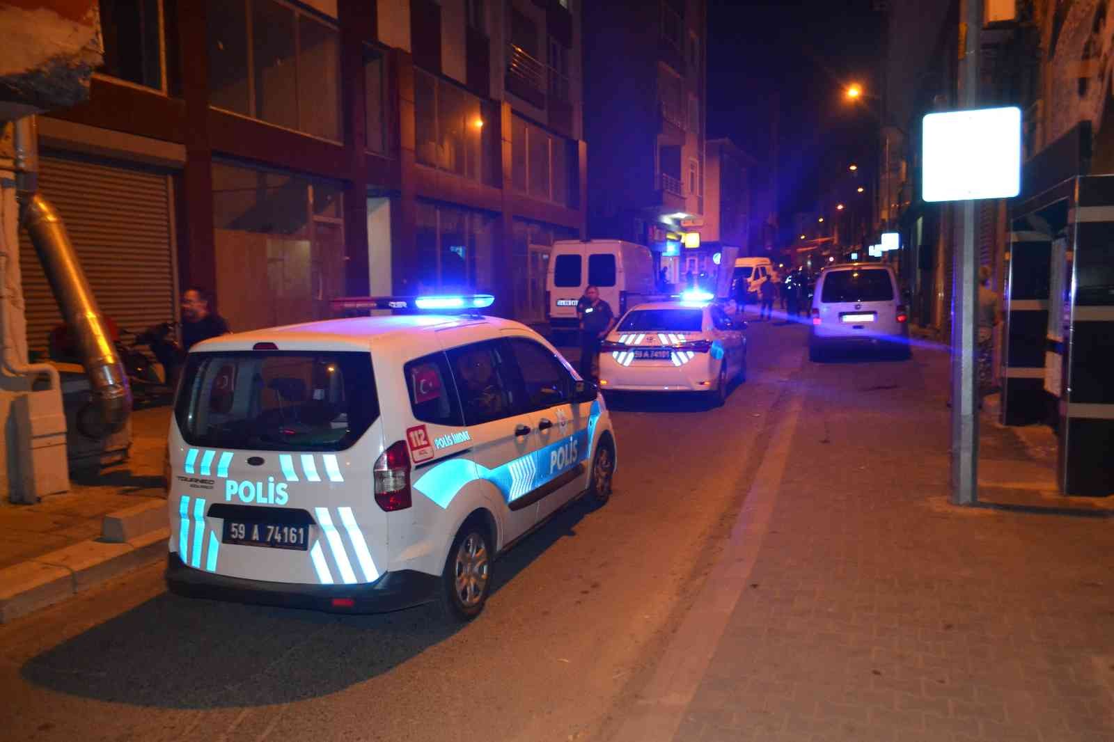 Tekirdağ Çorlu’da yol kenarında oturan adam, aniden yanına gelen bir şahsın bıçaklı saldırısı sonucu hayatını kaybetti. Olay, gece saatlerinde ...