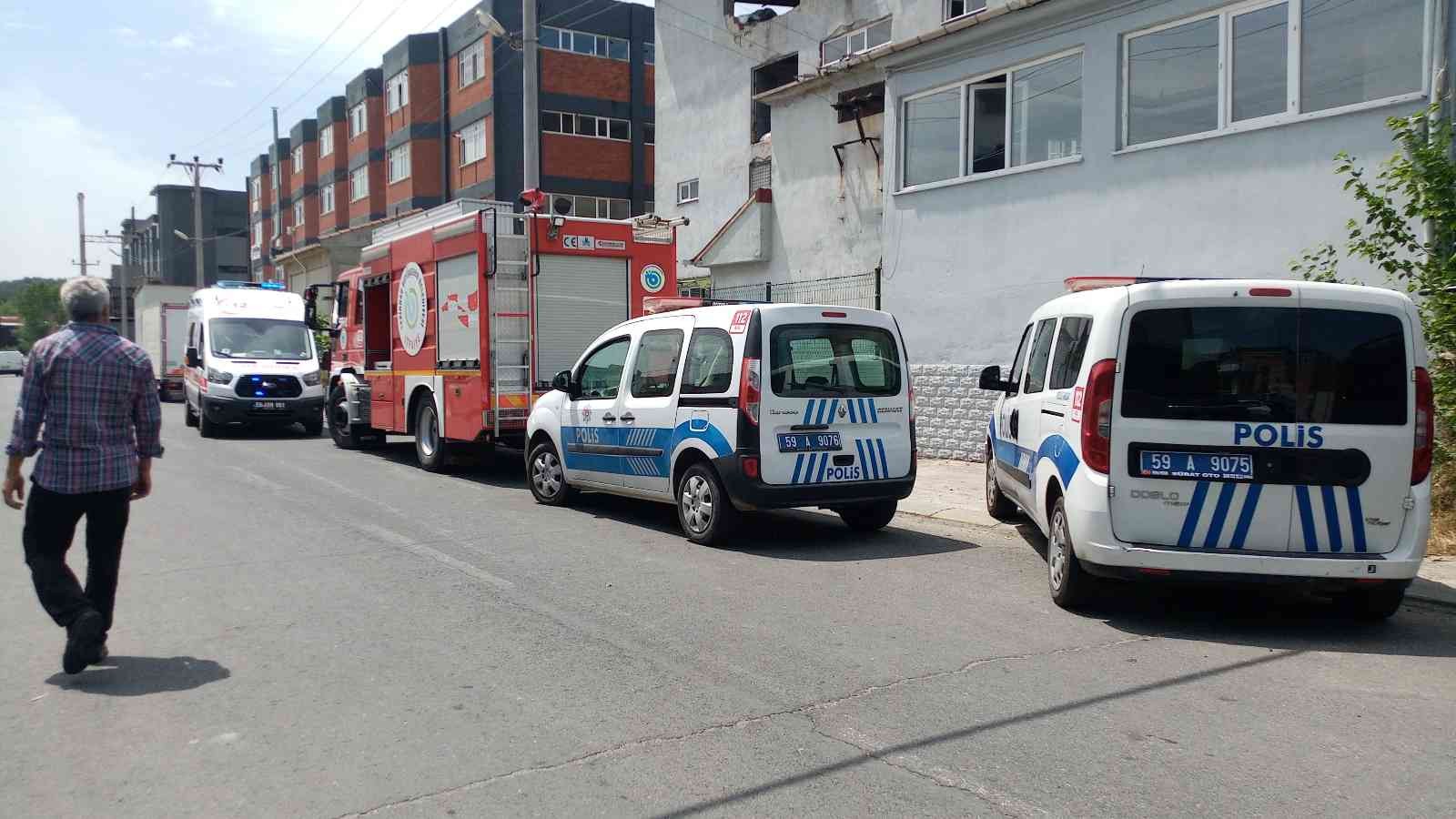 Tekirdağ’ın Ergene ilçesinde bir anda harekete geçen yük asansörü ile duvar arasında sıkışan 19 yaşındaki yabancı uyruklu işçi hayatını kaybetti ...