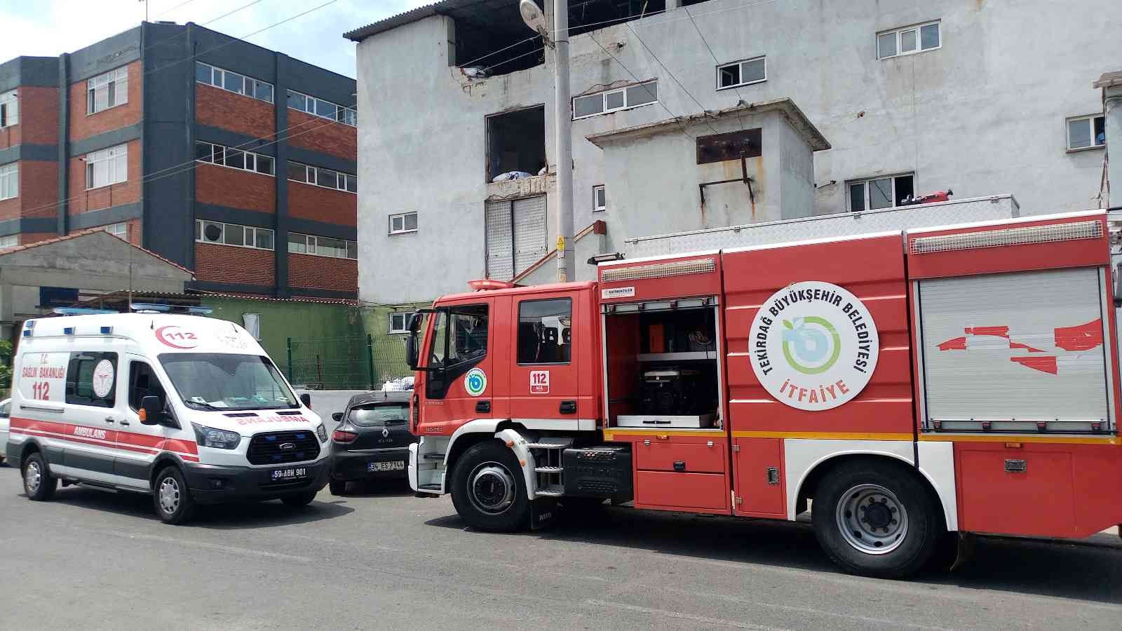 Tekirdağ’ın Ergene ilçesinde bir anda harekete geçen yük asansörü ile duvar arasında sıkışan 19 yaşındaki yabancı uyruklu işçi hayatını kaybetti ...