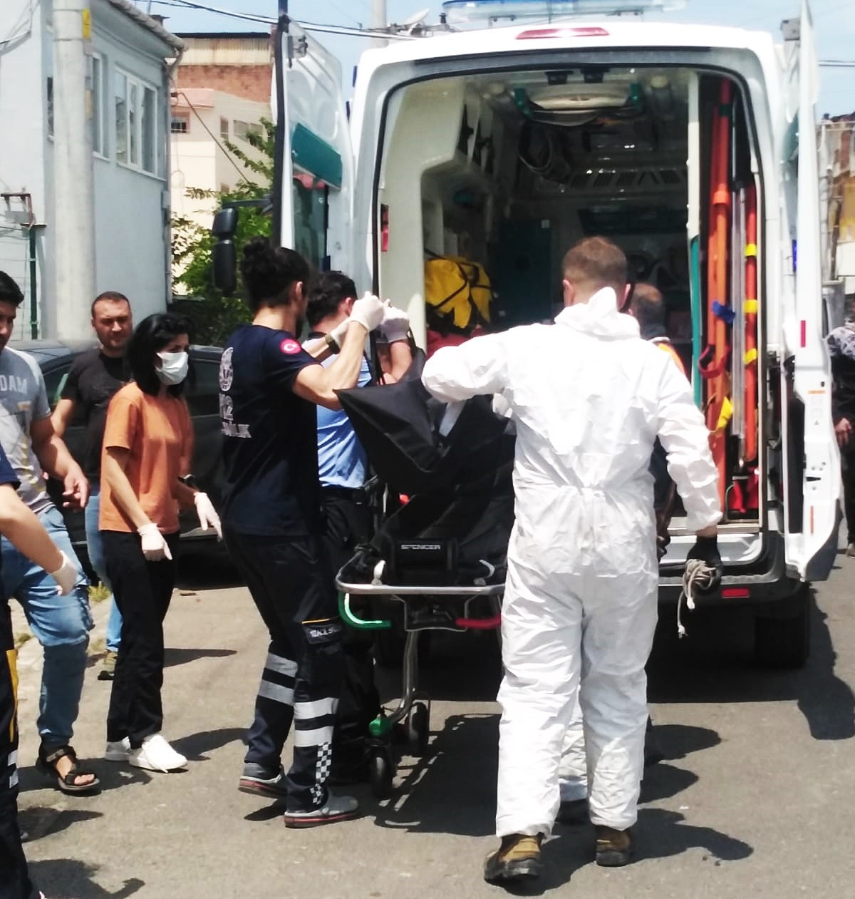 Tekirdağ’ın Ergene ilçesinde bir anda harekete geçen yük asansörü ile duvar arasında sıkışan 19 yaşındaki yabancı uyruklu işçi hayatını kaybetti ...